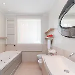 Laura Villa *