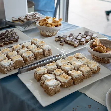 فيلة Laura بولا