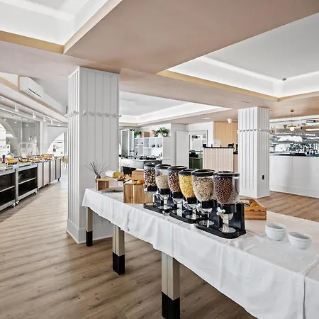 فيلة Laura بولا