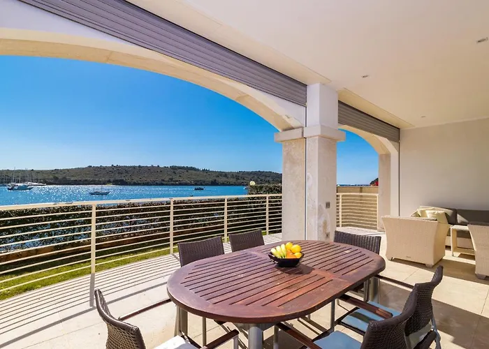 Laura فيلة بولا