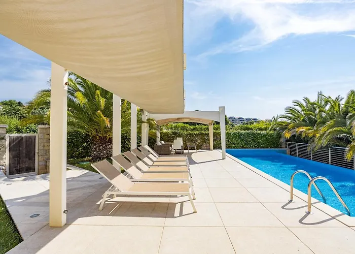 فيلة Laura بولا